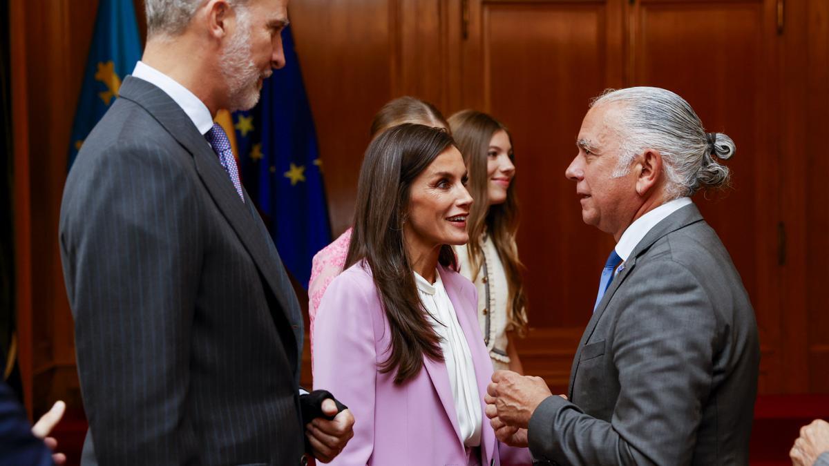 La reina Letizia, con traje de trabajo para que Leonor y Sofía brillen en las audiencias de los Premios Princesa de Asturias 2023