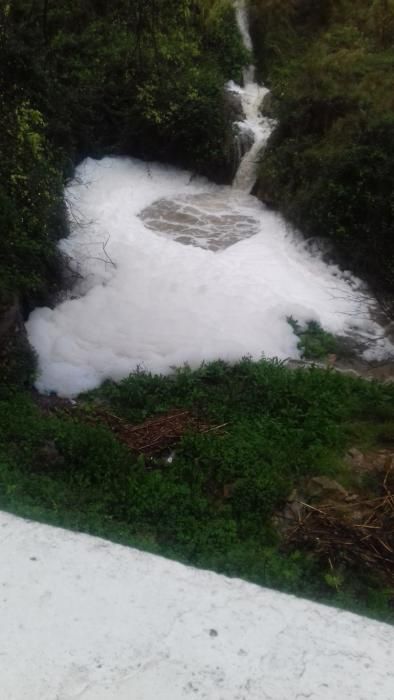 El barranco de Chiva aparece cubierto de espuma