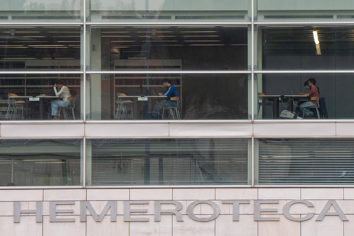 Alumnado estudiando en la UAB.