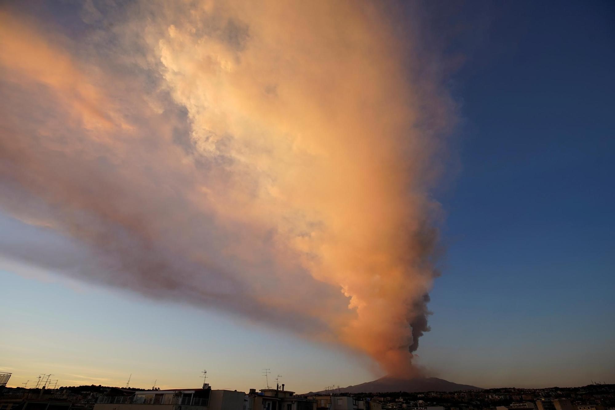 El volcán Etna entra en erupción y deja unas imágenes nunca vistas