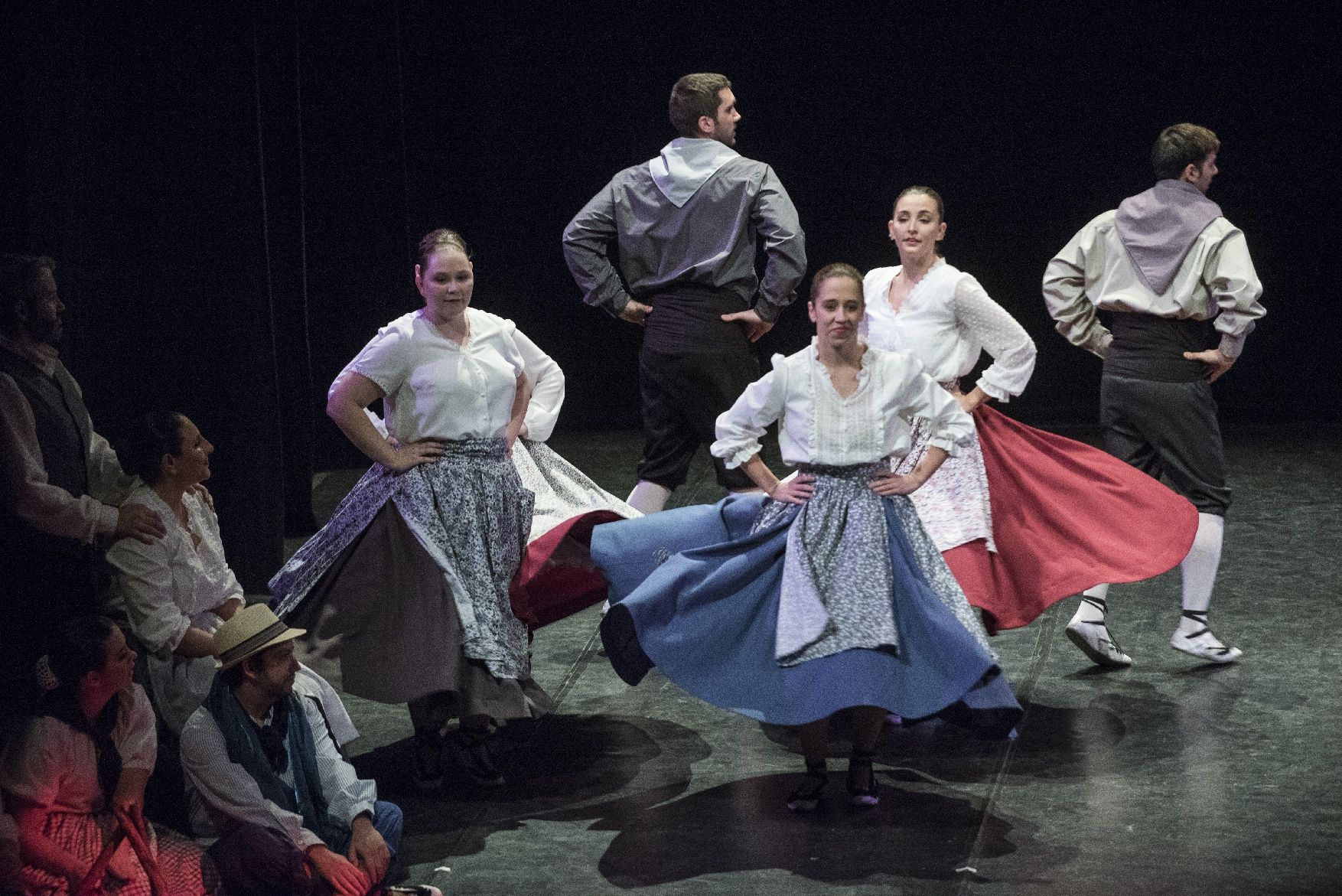 Les imatges de l'espectacle «L'hostal de l'oreneta» del Casal Cultural Dansaires