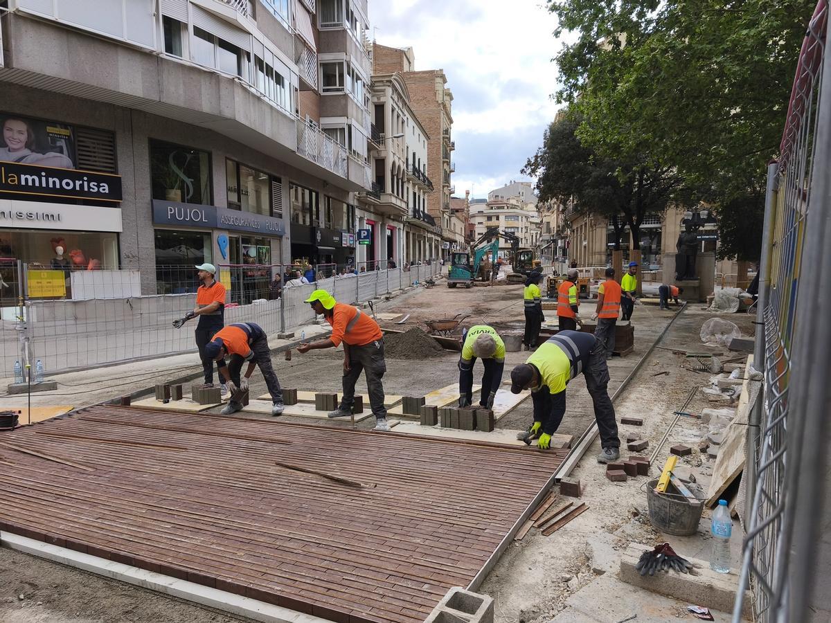 Operaris treballant a les obres del carrer Guimerà de Manresa
