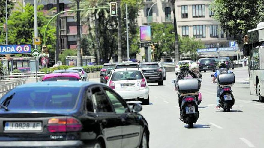 El tráfico de vehículos es uno de los factores que contaminan en aire.