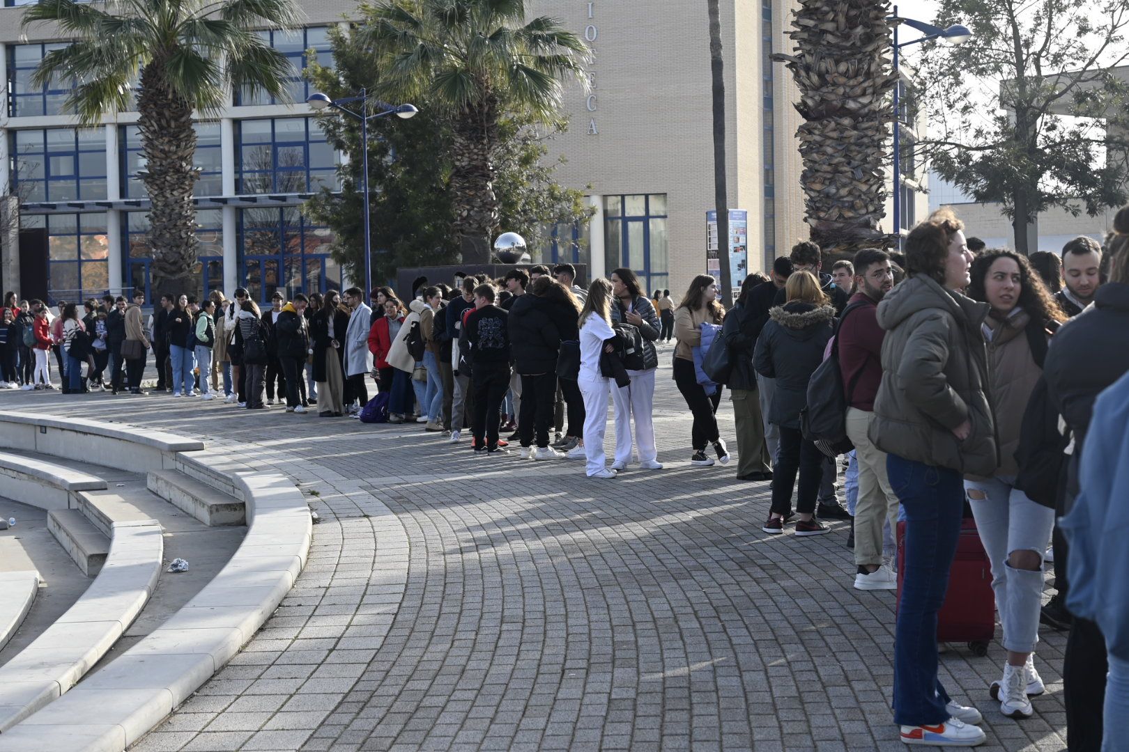 Búscate en la galería del reparto de pulseras para las Paellas de la UJI