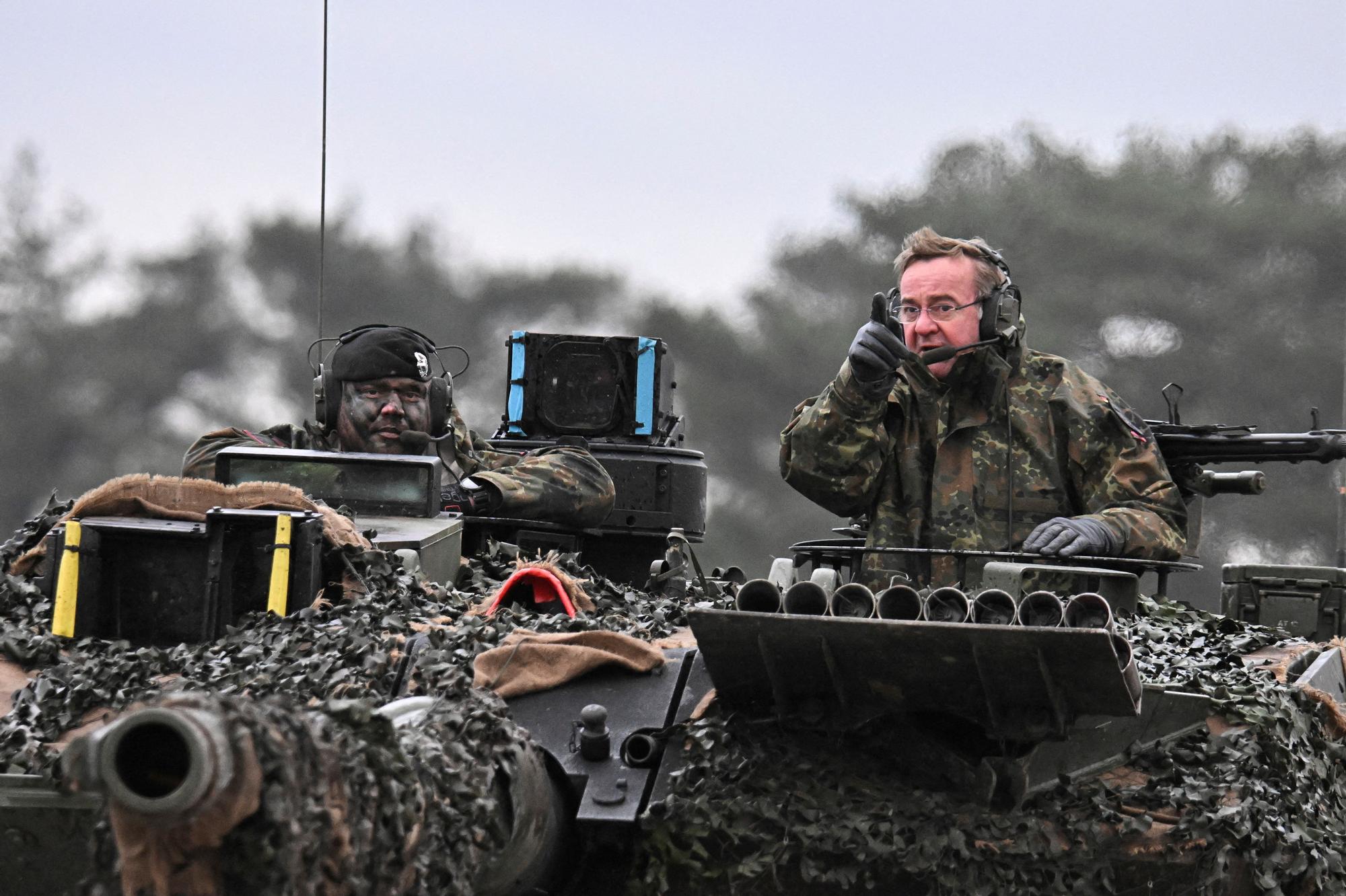 El ministro alemán de Defensa, Boris Pistorius, durante una visita a una brigada de tanques en la base de Augustdorf.