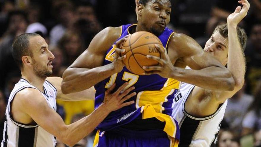 Bynum, entre el argentino Ginóbili y el brasileño Splitter en el partido contra los Spurs. | larry smith / efe