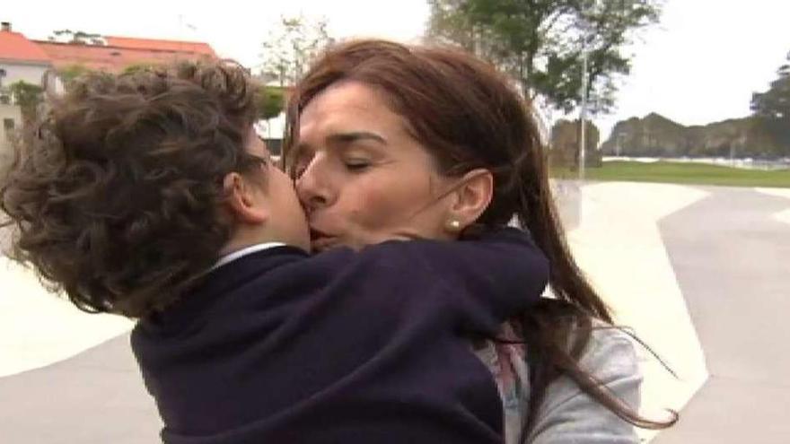 Una dosis para no repetir el drama del hermano  |  Hace dos meses Diego, de 4 años, tuvo meningitis bacteriana de tipo B, una enfermedad que puede ser mortal. &quot;Te meten en la UCI y te dicen que te prepares para lo peor&quot;, cuenta su madre. Eva puede contarlo con Diego en los brazos. Se curó y ella no se lo pensó y se fue a Portugal a comprar la vacuna para su otro hijo, Hugo. Lo mismo hacen centenares de padres gallegos.