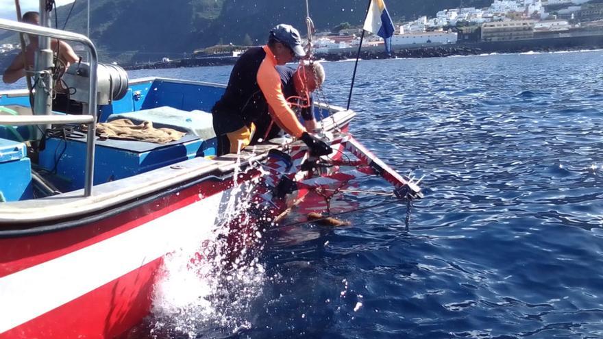 Momento en el que los técnicos del proyecto Life Garachico fondean el correntímetro frente a la costa del municipio tinerfeño.