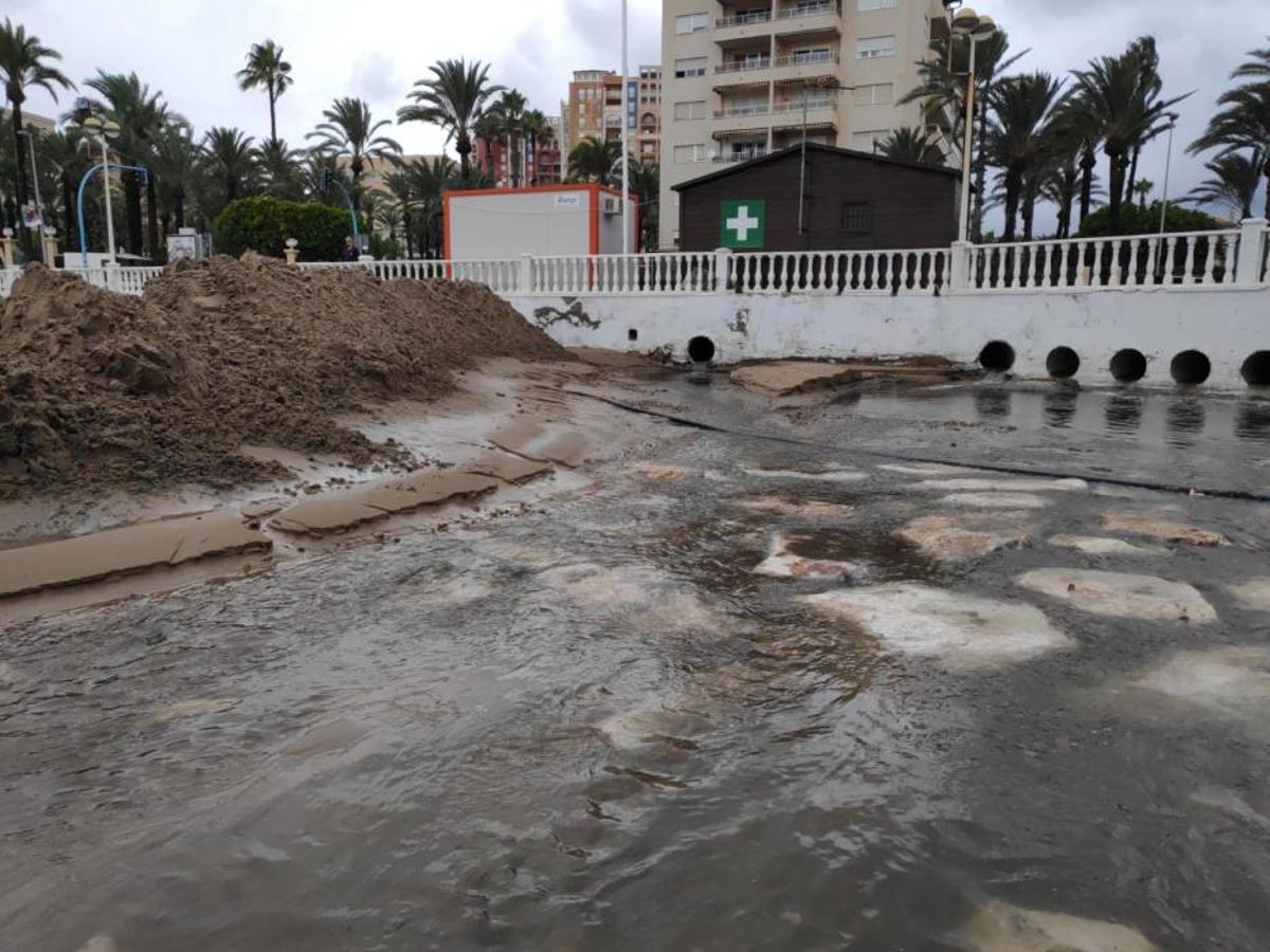 Las precipitaciones inundan la playa de Los Locos
