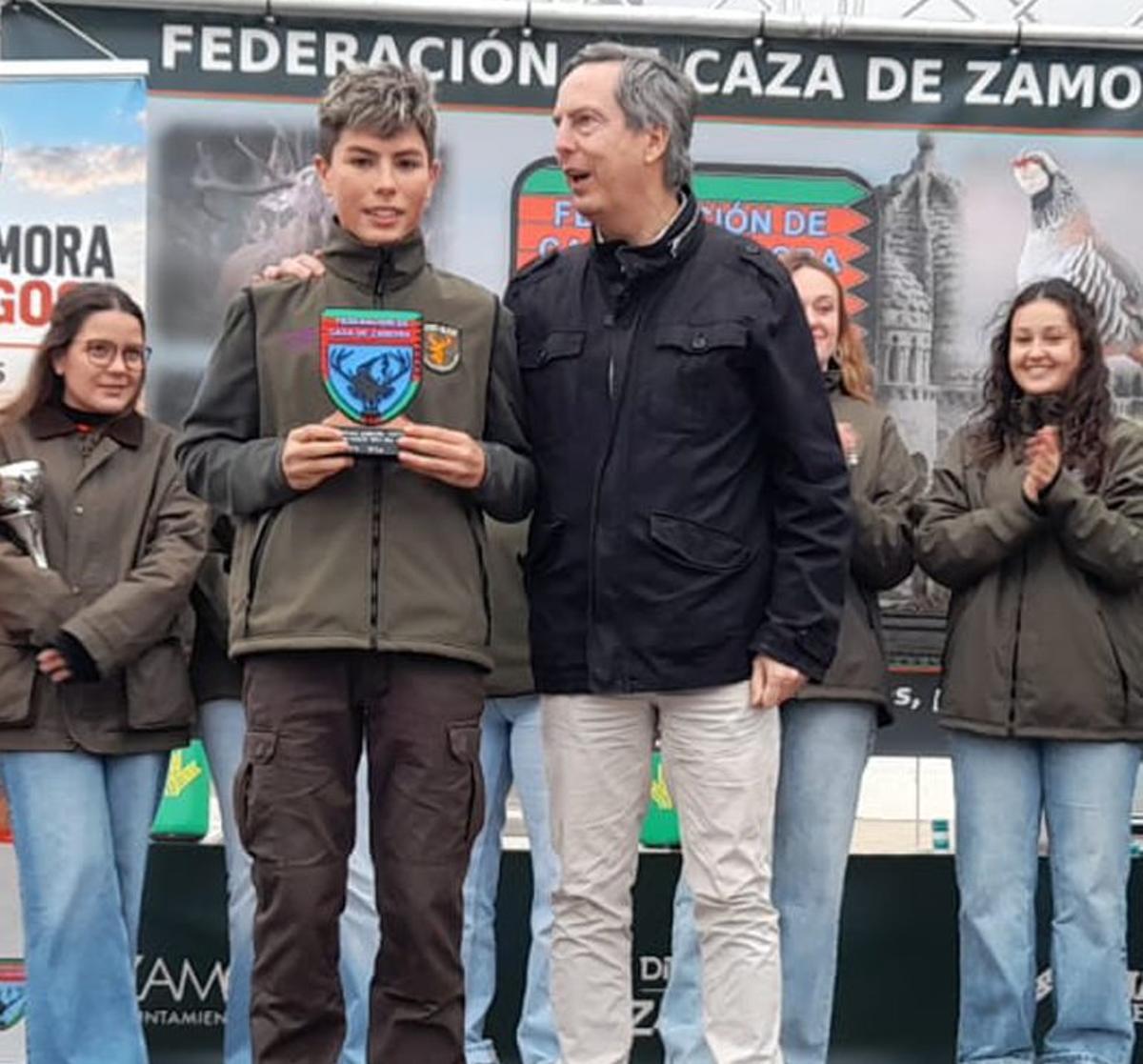 El campeón de España de Recorridos de Caza con Arco, Clemente Sierra, recibió su reconocimiento. | LOZ