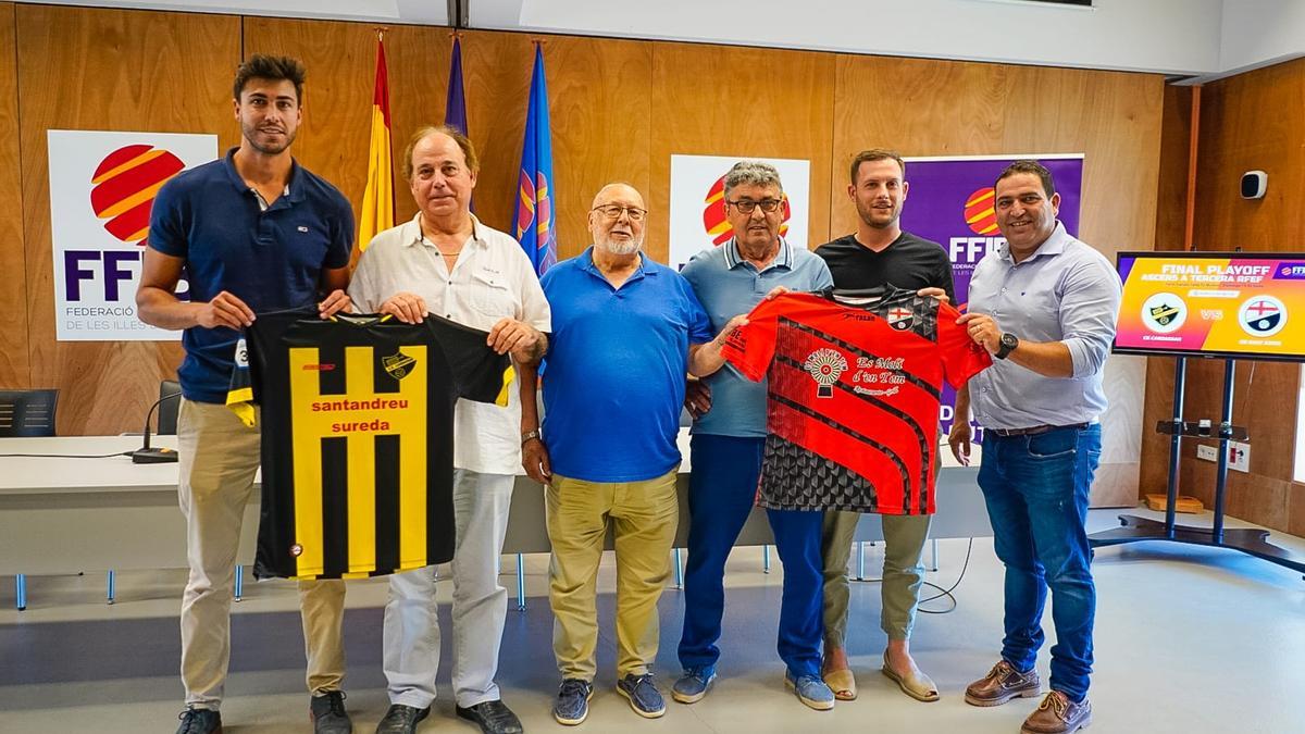 Los representantes de la Balear, del Cardassar y del Sant Jordi posan durante el acto.