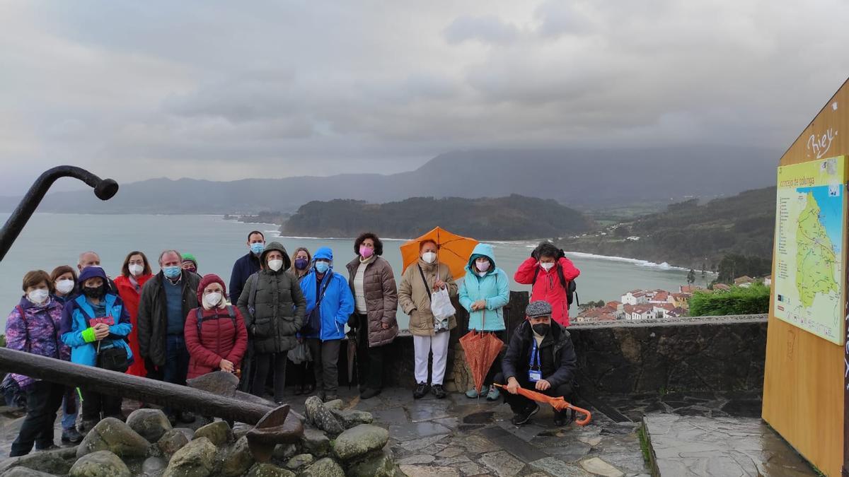 Un grupo, de visita en Lastres.