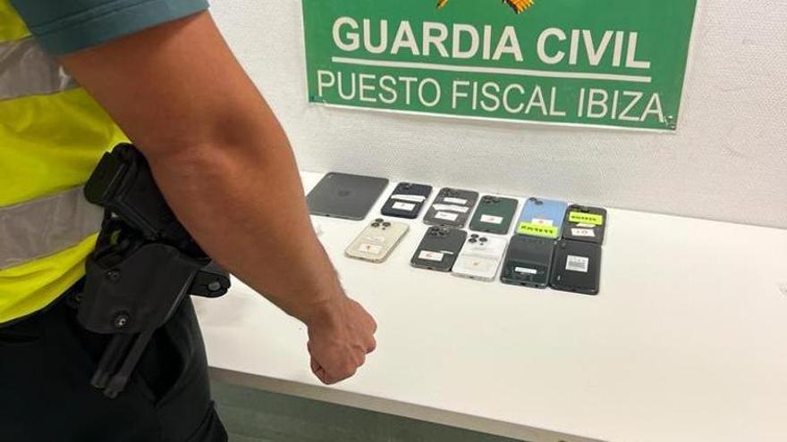 Pillado en el aeropuerto de Ibiza con diez móviles robados escondidos en zapatos
