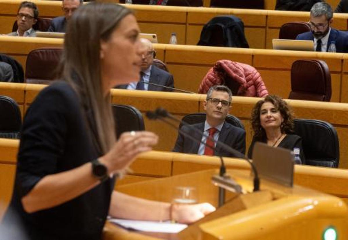 Félix Bolaños y María Jesús Montero escuchan la intervención de Míriam Nogueras este 10 de enero en el Senado.