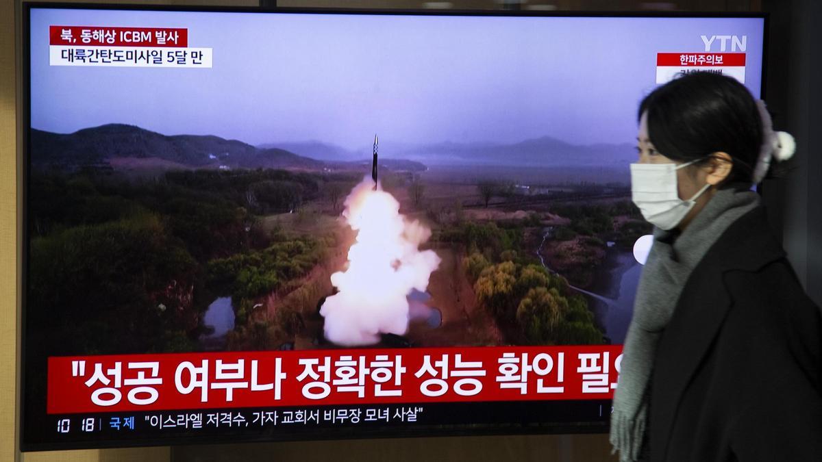 Una mujer observa el lanzamiento del misil norcoreano en la televisión en Seúl (Corea del Sur).