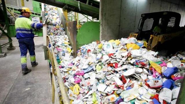 Proceso de separación de los plásticos que se realiza por parte de la empresa Inusa en la planta de basuras de Fontcalent.