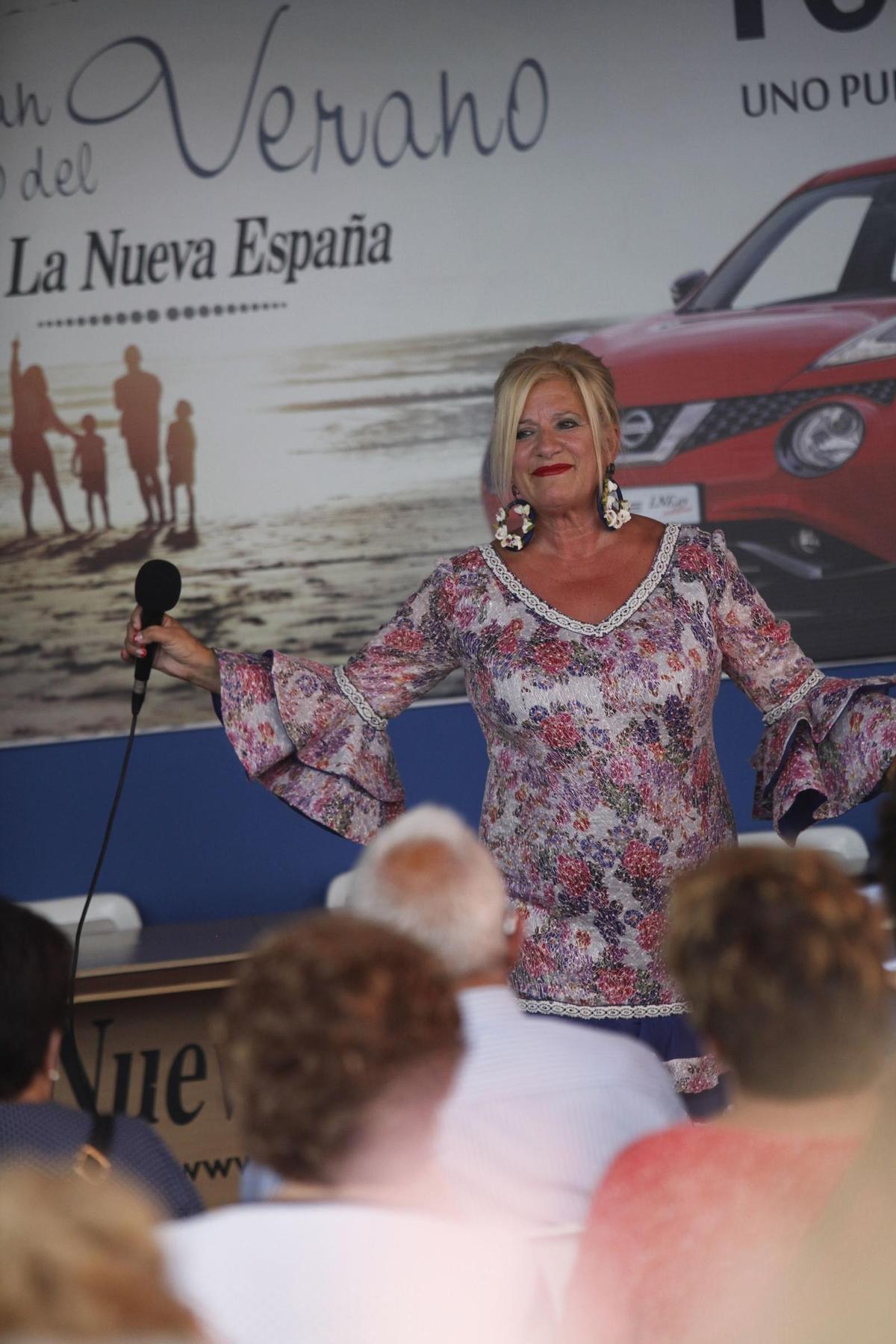 Carmen Ordiz, en una actuación en el stand de LA NUEVA ESPAÑA en la feria de muestras.