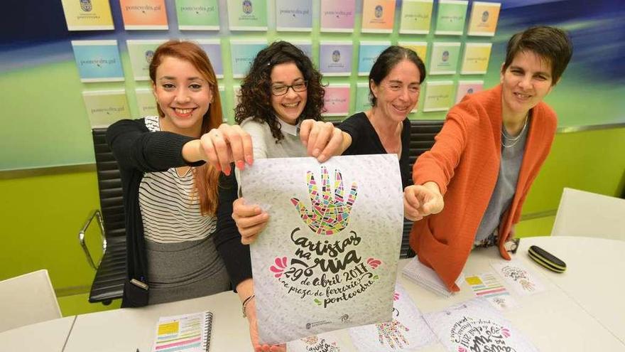 Bea Mazaira, María Rey, Anxos Riveiro y Silvia García en la presentación de &quot;Artistas rúa&quot;. // Gustavo Santos