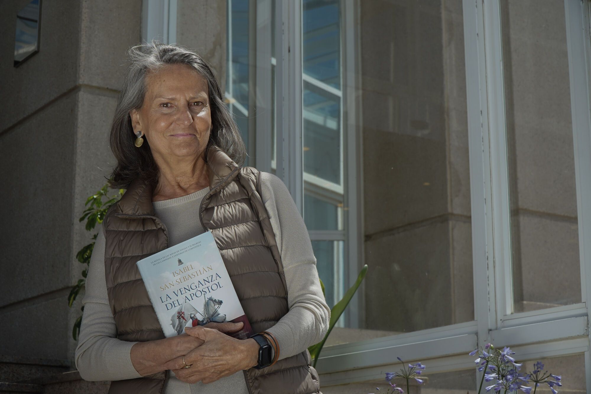 La periodista y escritora Isabel San Sebastián con su nueva novela, 'La venganza del apóstol'