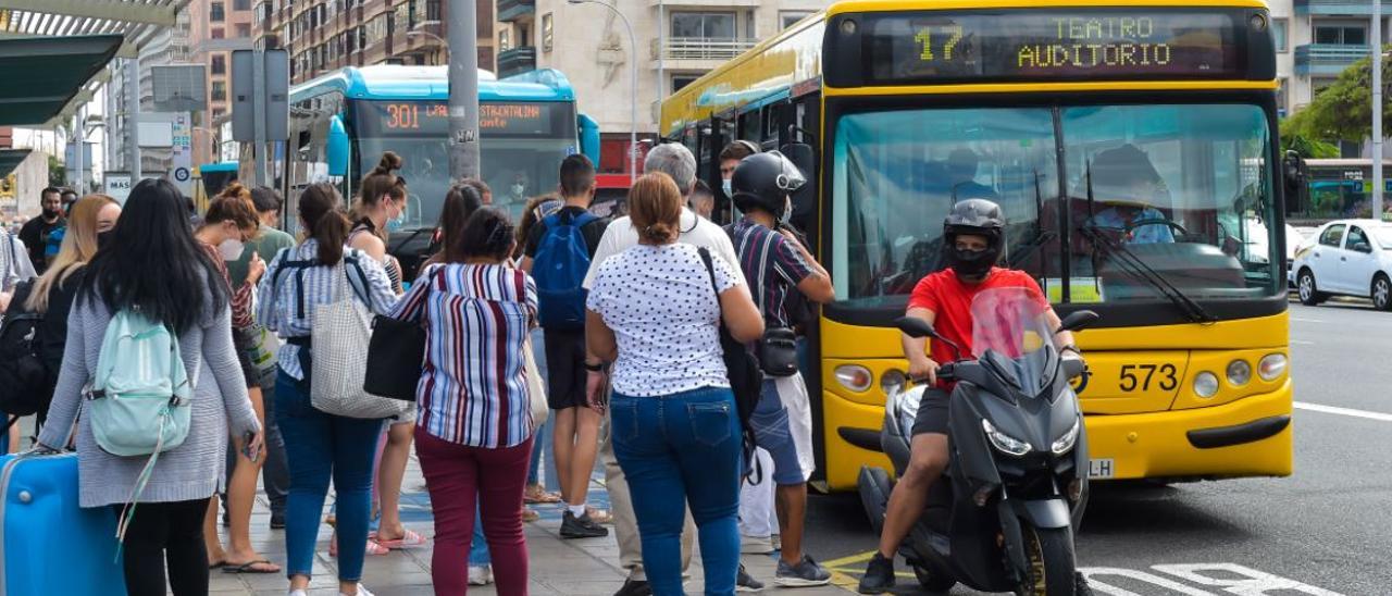 Usuarios de Guaguas Municipales junto un vehículo de la Línea 17 Teatro-Auditorio.