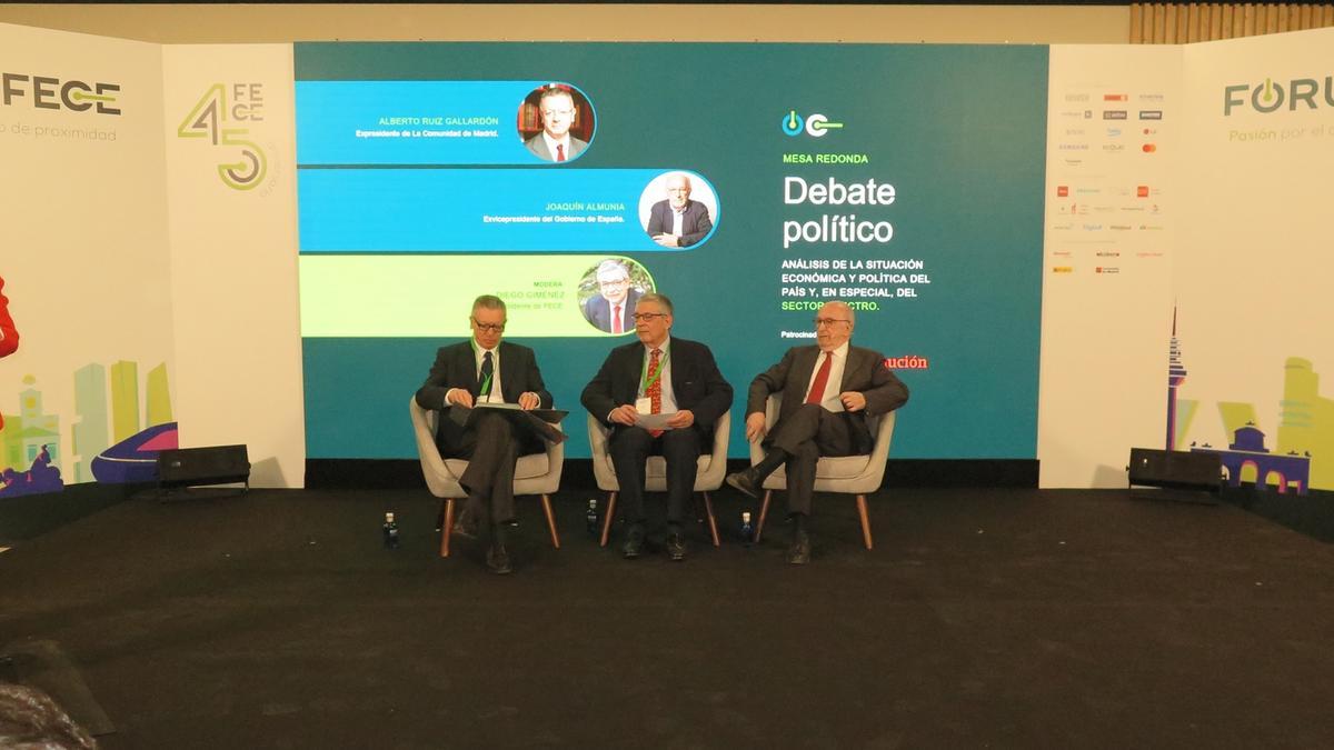 Alberto Ruiz Gallardón y Joaquín Almunia, durante su participación en una de las mesas redondas celebradas durante el primer forum FECE.