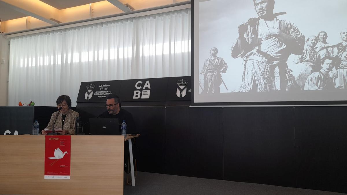 Yayoi Kawamura junto a Jonathan López Vera durante una de las conferencias.