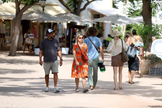 Imágenes de comercios en Santa Gertrudis durante la temporada de verano 2026