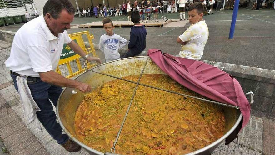 El cocinero José Manuel Suárez, preparando ayer la paella en Barros.