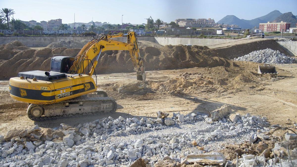 Las obras de demolición de la antigua infraestructura todavía continúan en marcha. | IVÁN J. URQUÍZAR