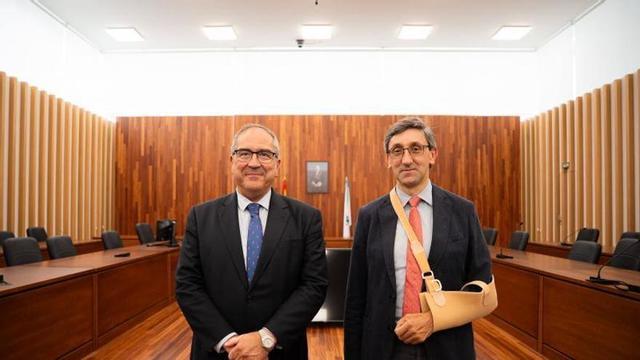Ignacio Picatoste y Manuel Ángel Pereira, en la macrosala de vistas de la Ciudad de la Justicia de Vigo.