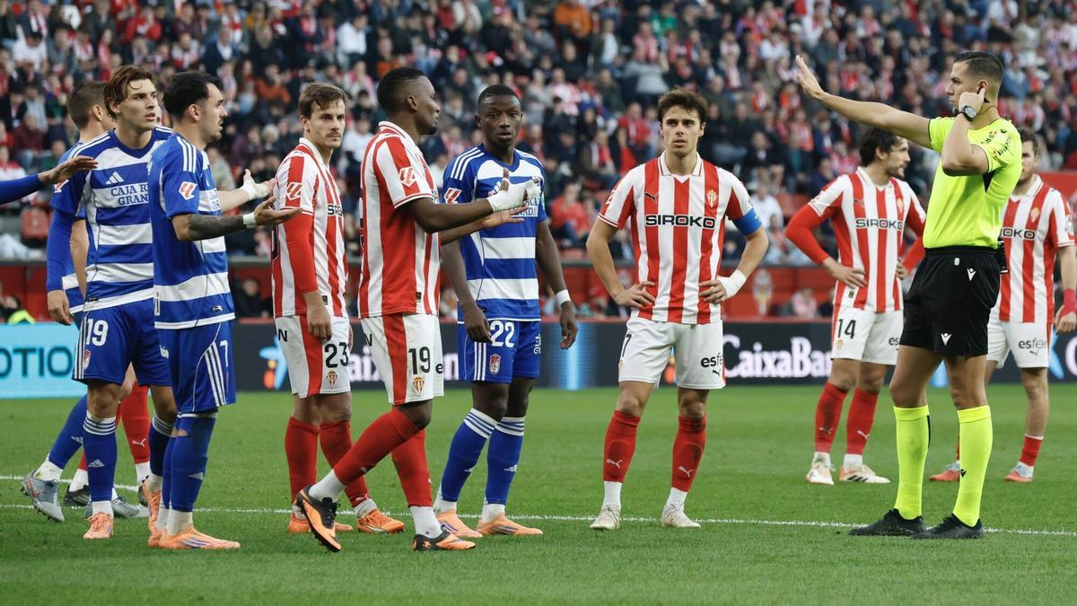 Un momento de una de las revisiones de VAR en el Sporting-Granada.
