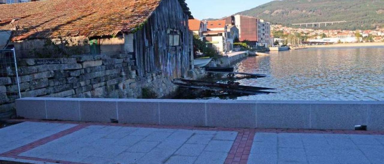 Las obras del paseo de Seara se quedan cortadas a la altura de las carpinterías de ribeira. // Gonzalo Núñez