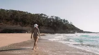 ¿Por qué no es recomendable caminar por la playa?