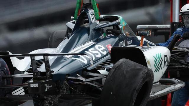 El Chevrolet de Fernando Alonso, retirado tras el accidente que sufrió.
