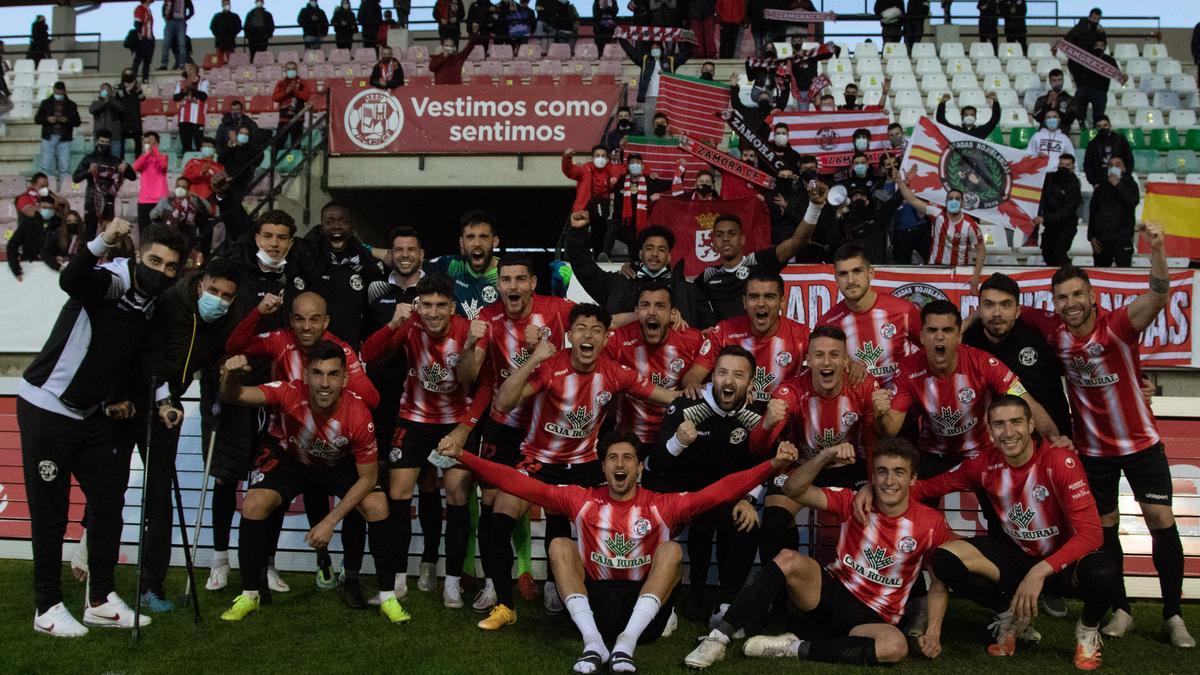 El Zamora CF festeja su empate con el Compostela