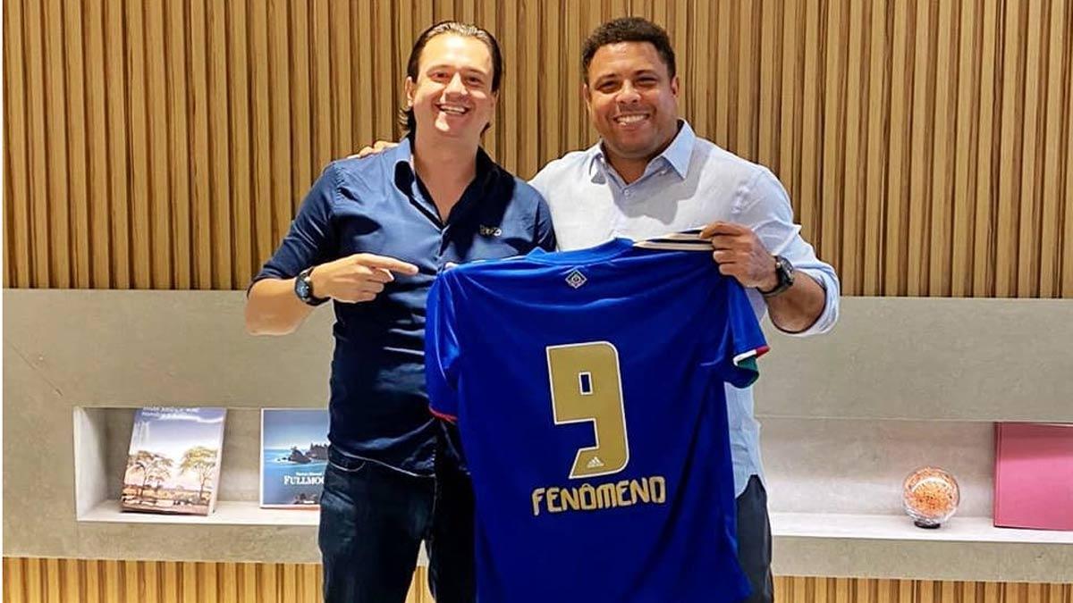 El presidente del Cruzeiro, Sergio Santos Rodrigues, con Ronaldo Fenómeno