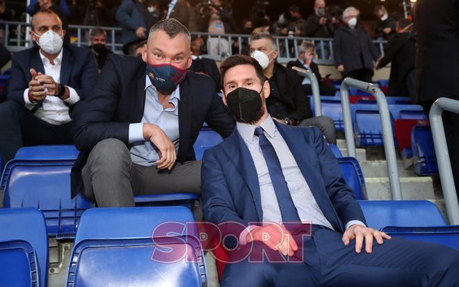 Sarunas Jasikevicius y Leo Messi en la investidura de Joan Laporta como nuevo presidente del FC Barcelona en el Camp Nou.