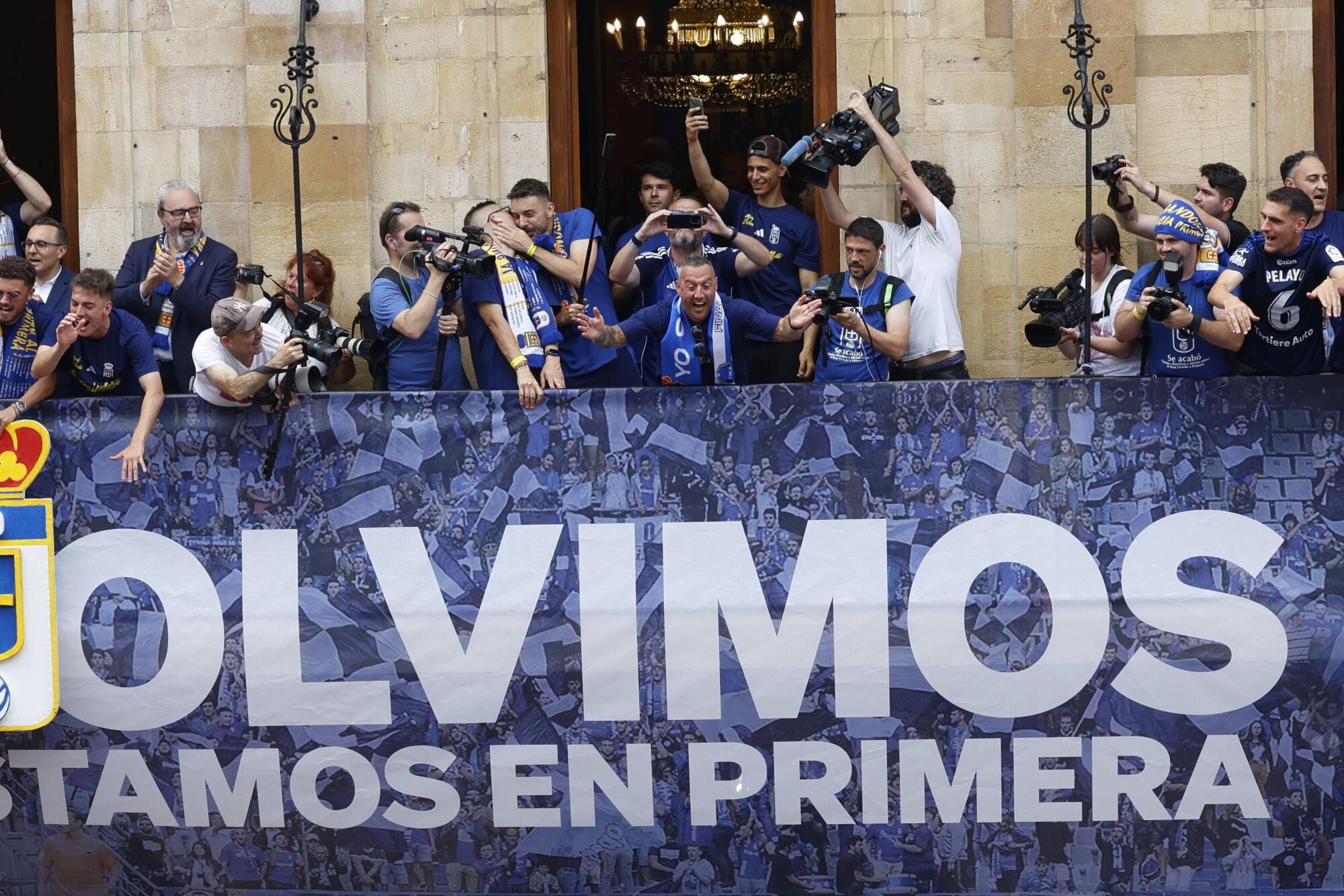 Locura azul en las calles de Oviedo para celebrar el ascenso del equipo a Primera División