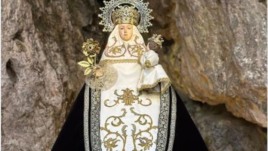 La Santina luce su manto negro en señal de luto por los fallecidos en la dana que azotó Valencia