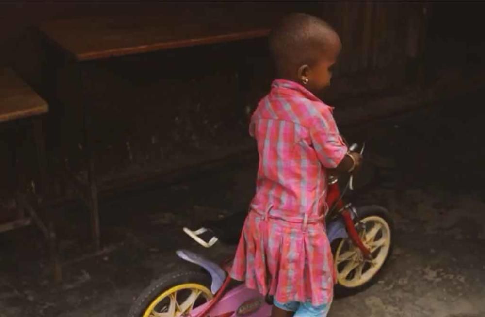 Los niños del orfanato para los que la ONG Juntos recogió cerca de 300 bicicletas aprenden, entre risas, a montar en ellas