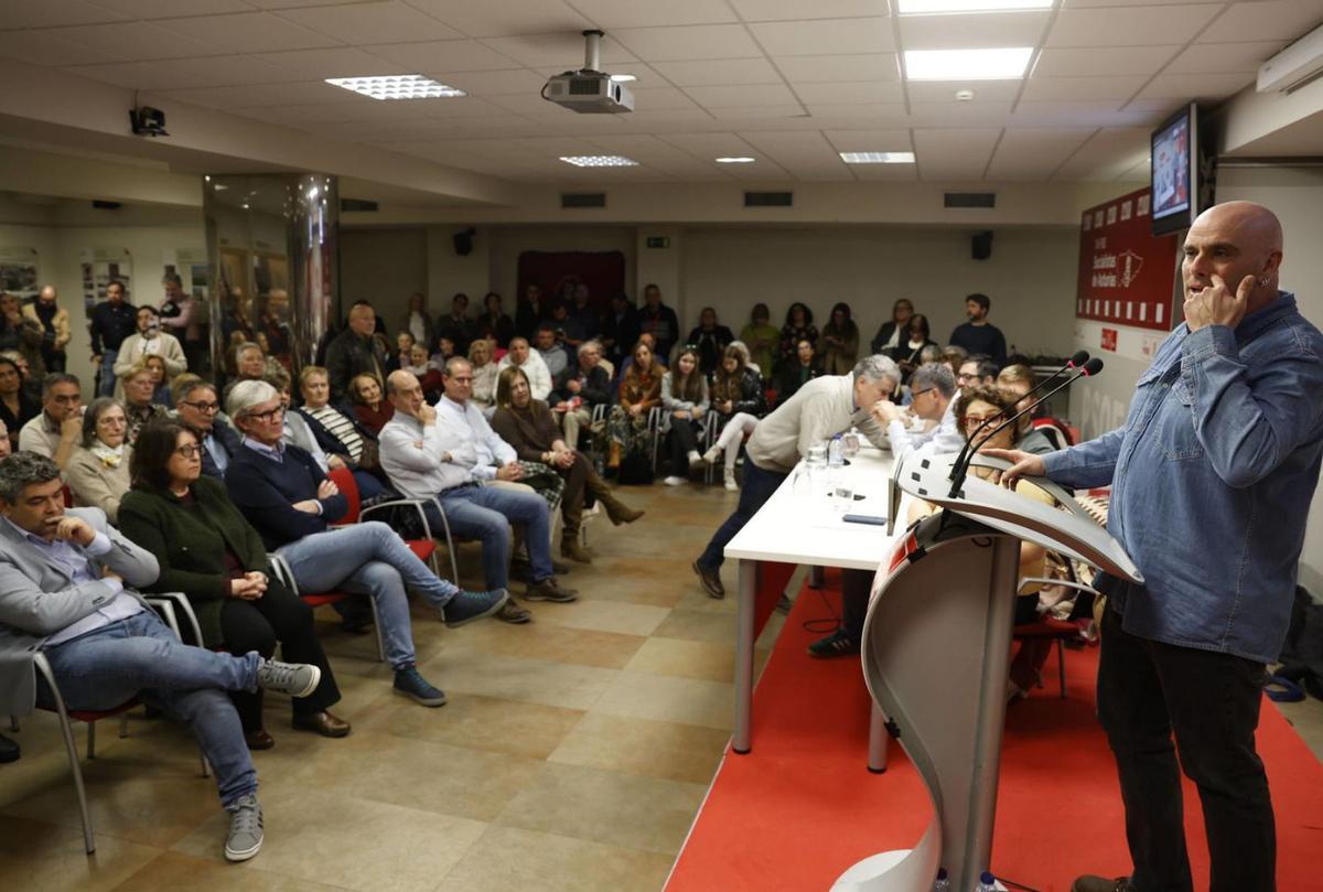 Monchu García, en el atril, dirigiéndose a la militancia socialista, en la Casa del Pueblo, tras revalidar su cargo como secretario general del PSOE de Gijón en marzo del pasado año.  | ÁNGEL GONZÁLEZ