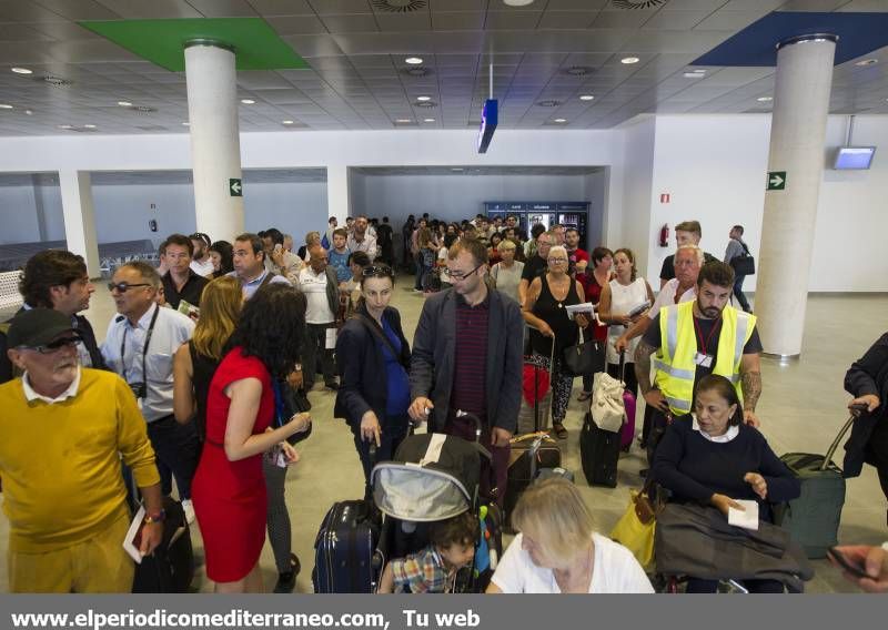 GALERÍA DE FOTOS -- Primer vuelo comercial en el aeropuerto de Castellón