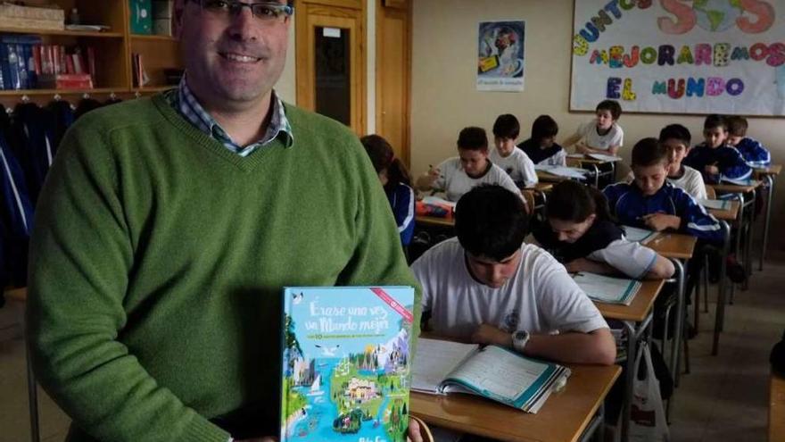 El profesor, con el recopilatorio de cuentos, en la clase de sexto de Primaria.