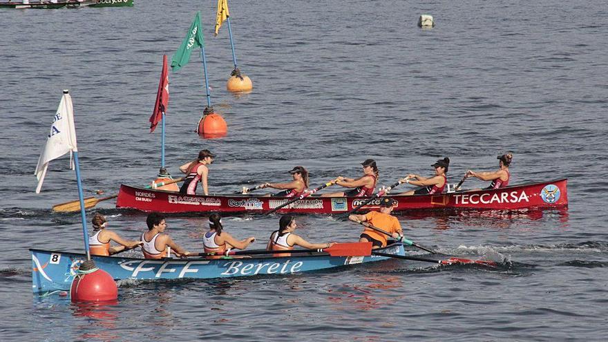 Una regata de bateles celebrada recientemente en Moaña.