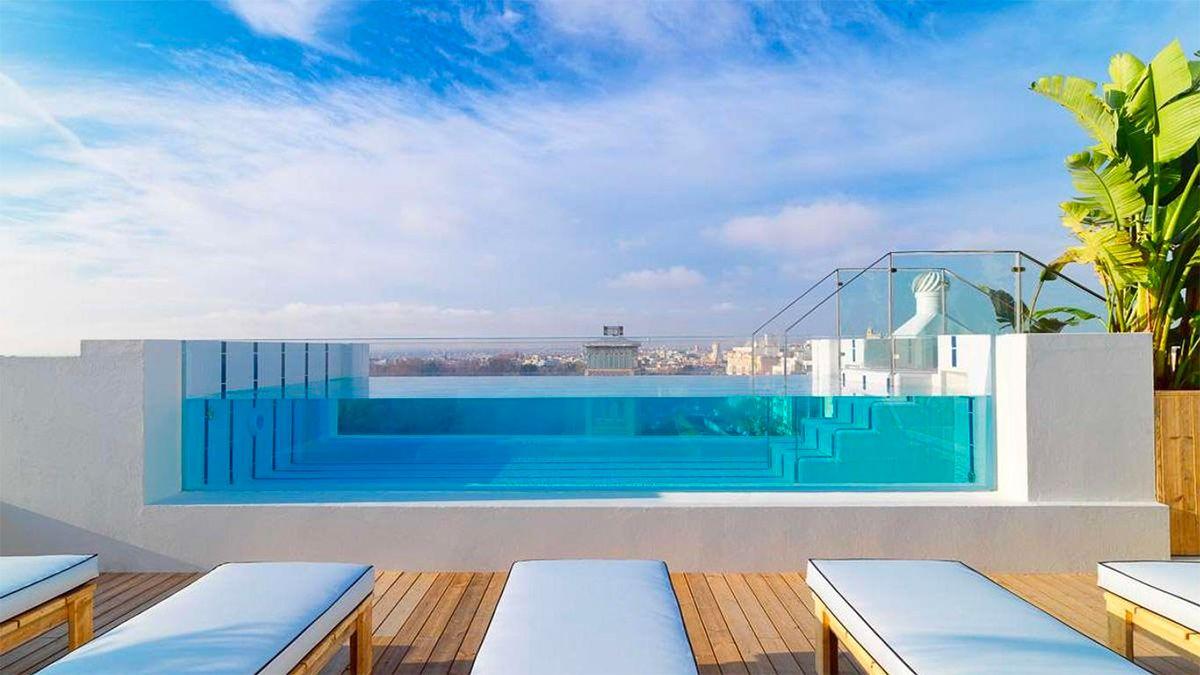 Piscina del hotel H10 Puerta de Alcal谩