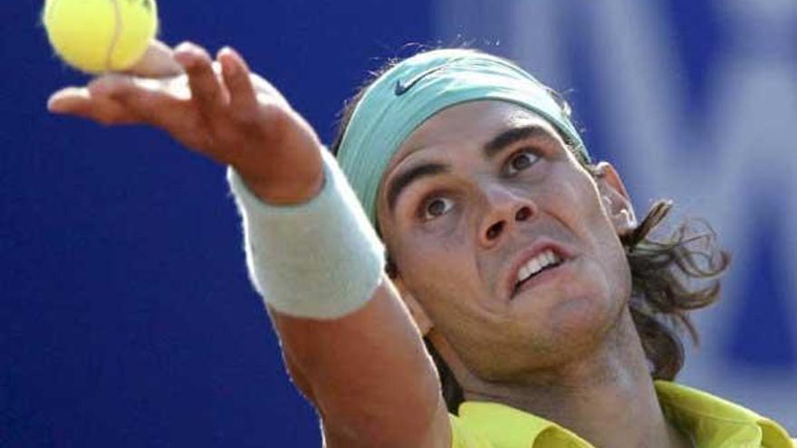 Rafa Nadal se prepara para sacar en el encuentro disputado ante el belga Christophe Rochus