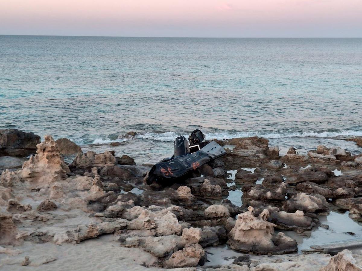 Una patera abandonada en Formentera.