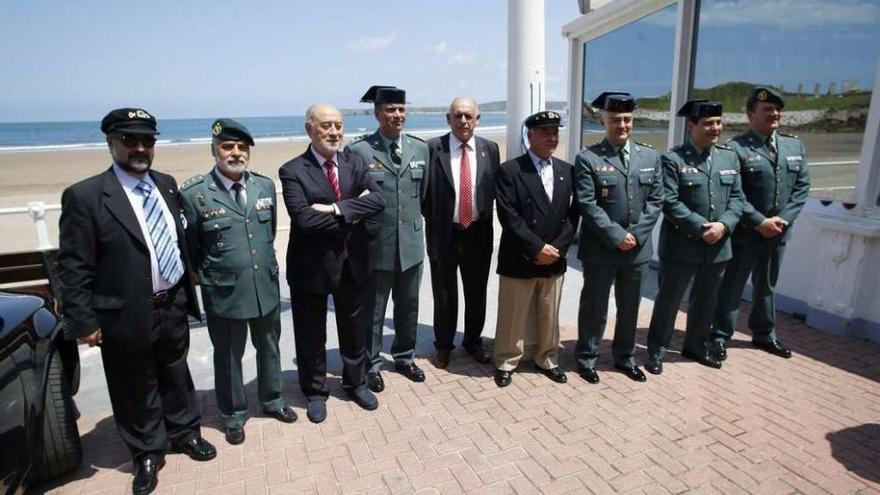 Por la izquierda, Vicente Quintanilla, Carlos Crespo Romero, Gabino de Lorenzo, Javier Almiñana Boluda, José Antonio Fernández y los tenientes coroneles Luis Germán Avilés y Javier Puerta, con otros agentes.