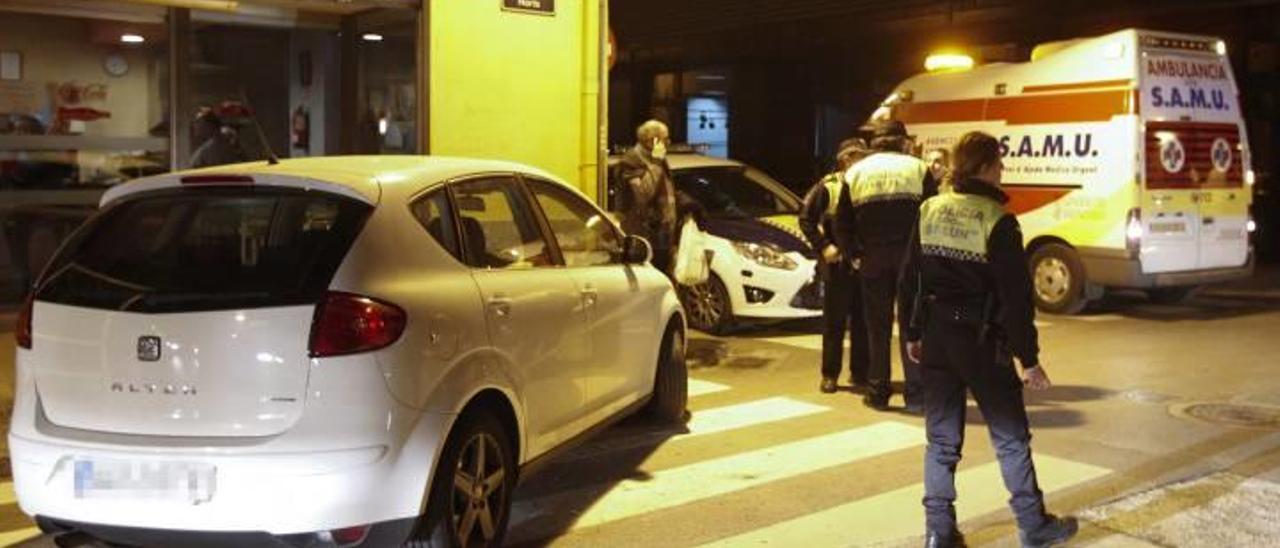 El coche acabó parado en pleno paso de cebra.