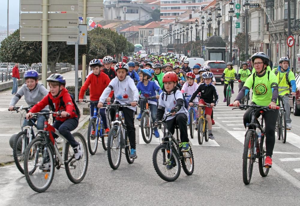 Marcha con brazaletes negros por los ciclistas arrollados en Baiona